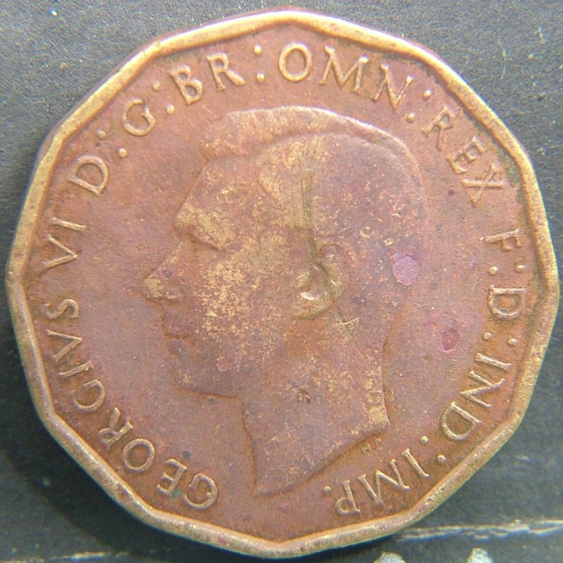 Back side of 🇬🇧 United Kingdom – Monarchs and Milestones 3 Pence 1943 coin