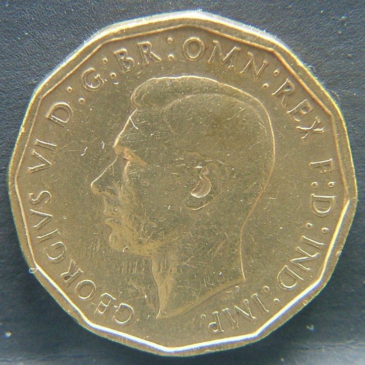Front side of 🇬🇧 GREAT BRITAIN – Monarchs and Milestones 3 Pence 1942 coin
