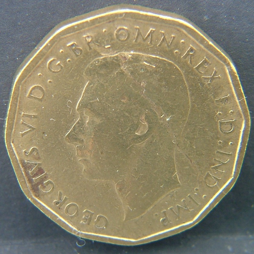 Back side of 🇬🇧 GREAT BRITAIN – Monarchs and Milestones 3 Pence 1942 coin