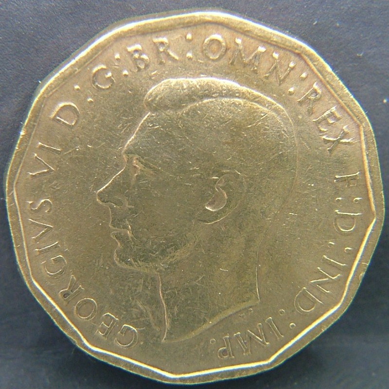 Back side of 🇬🇧 GREAT BRITAIN – Monarchs and Milestones 3 Pence 1942 coin