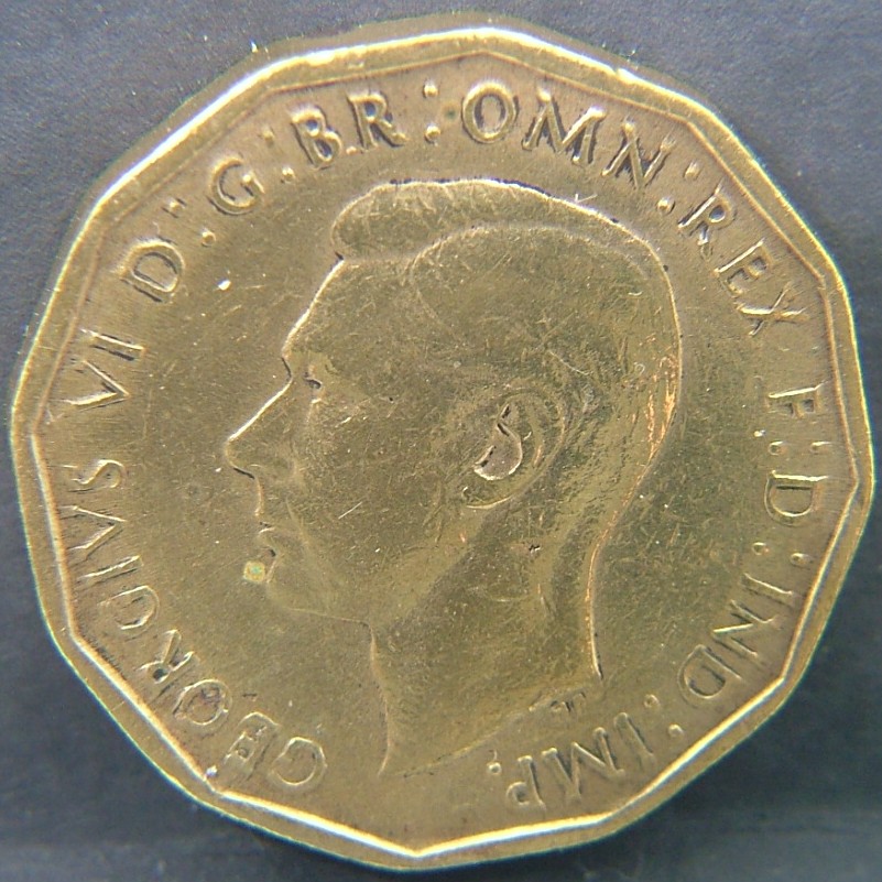 Back side of 🇬🇧 GREAT BRITAIN – Monarchs and Milestones 3 Pence 1943 coin