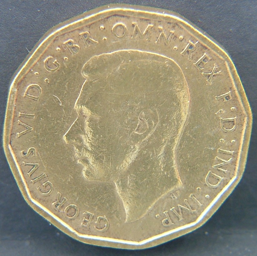 Back side of 🇬🇧 GREAT BRITAIN – Monarchs and Milestones 3 Pence 1944 coin