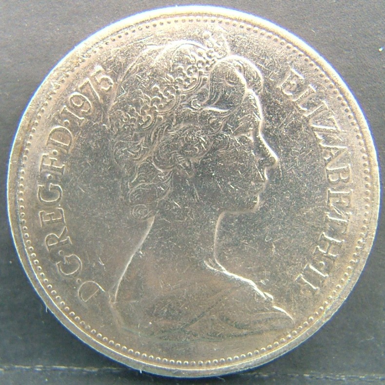 Back side of 🇬🇧 GREAT BRITAIN – Monarchs and Milestones 10 Pence 1975 coin