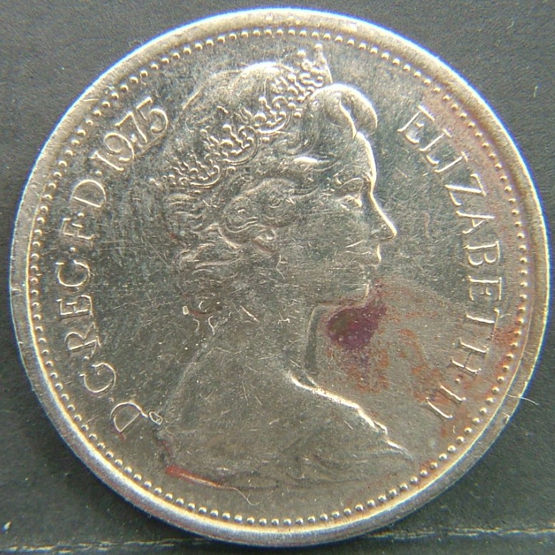 Back side of 🇬🇧 GREAT BRITAIN – Monarchs and Milestones 5 Pence 1975 coin